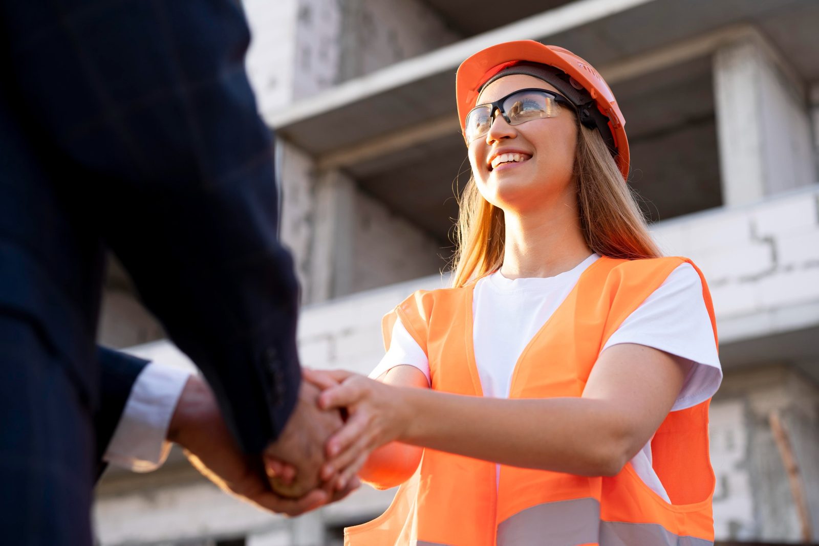 Profissionais conversando no canteiro de obras